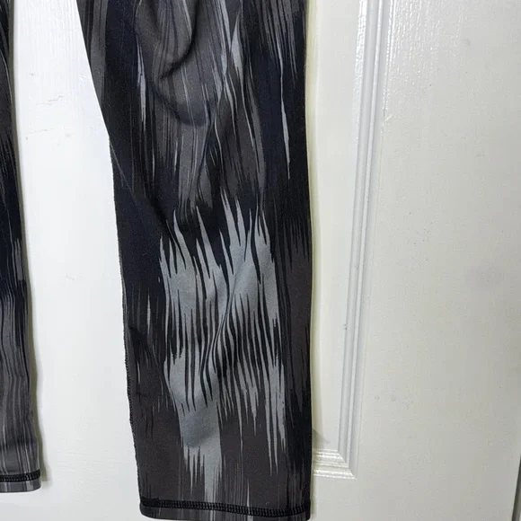 GAP Black and Gray Leggings with Dynamic Pattern - Picture 6 of 6